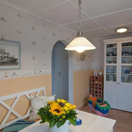 Blaues Haus an der Wohlenberger Wiek Ferienhaus *